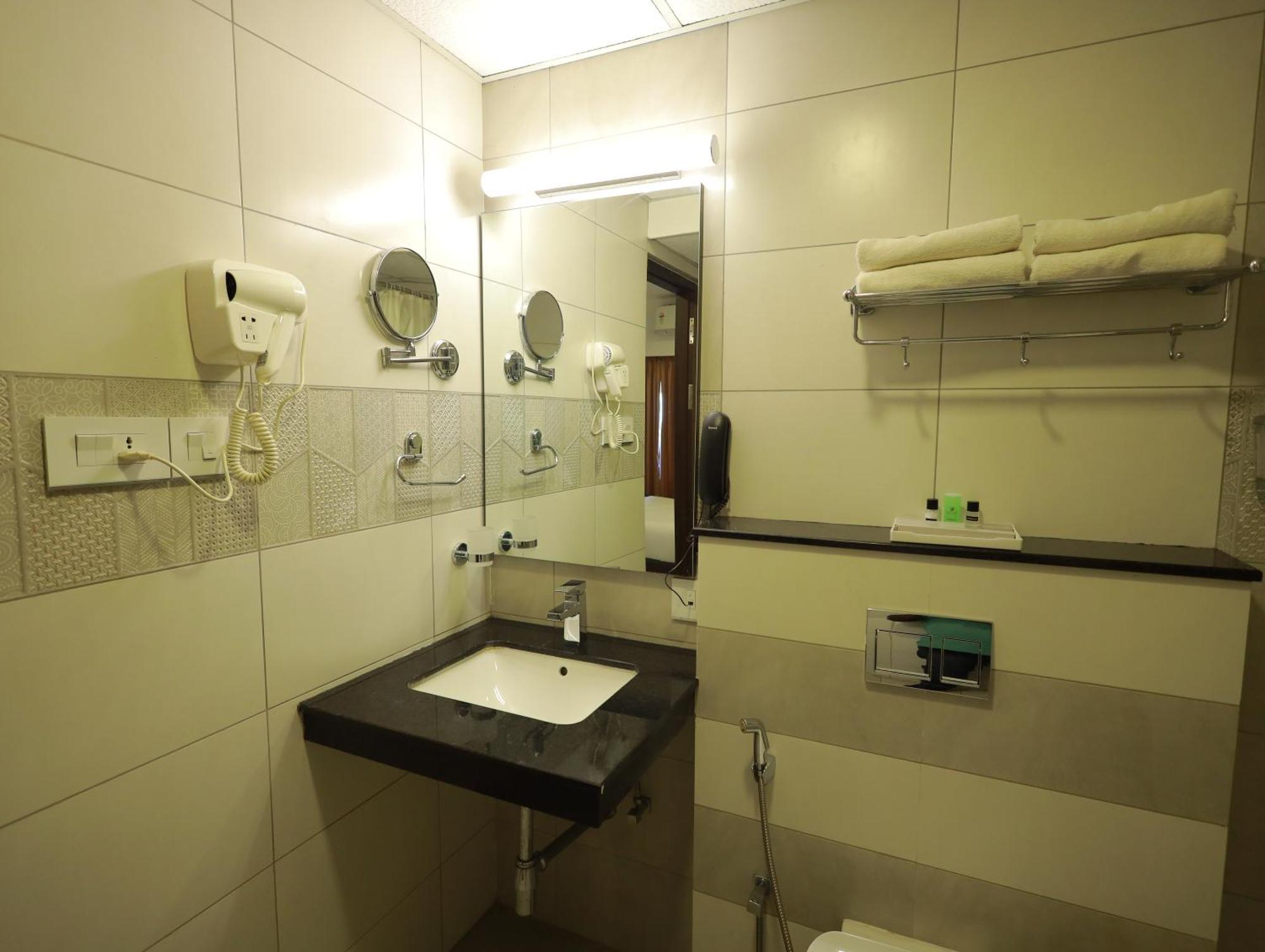 Arctic Hotel Kochi Ngoại thất bức ảnh